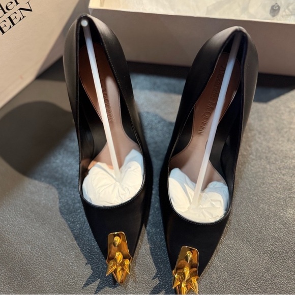 Alexander McQueen Punk Spike Gold Stud Black Leather Stiletto Pumps 10/40 NWT - Picture 2 of 10